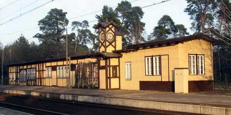 Dworzec kolejowy w Puszczykowie i Puszczykówku 